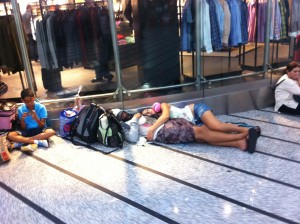 Люди очень долго ждут своих рейсов, многие спят прямо на полу