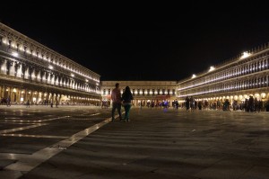 Ночная площадь San Marco